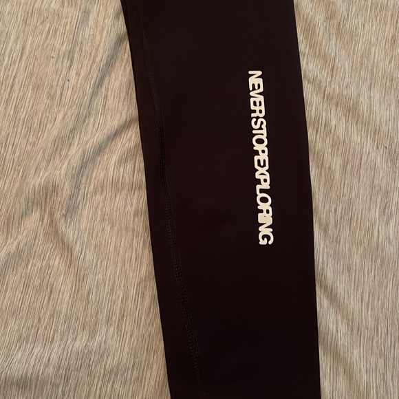 The north face black leggings are never worn without tags - Picture 2 of 2